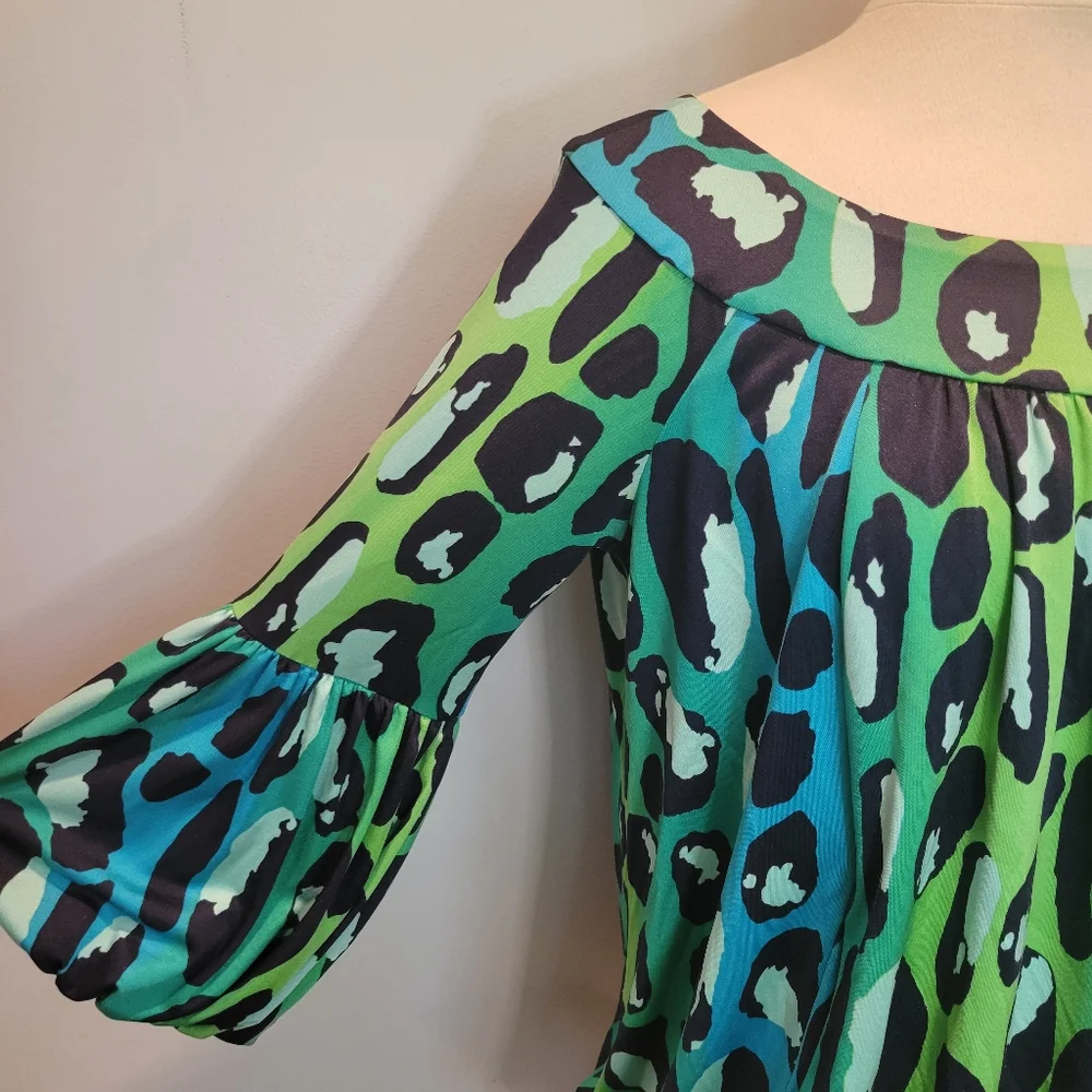 Diane Von Furstenberg Silk Blue & Green Leopard Print Bell Sleeve Blouse SZ 8 - Picture 3 of 10